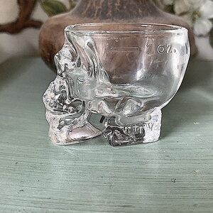 NEW WITHOUT TAGS==CRYSTAL HEAD VODKA Clear Glass SKULL Shot Glass 1 oz